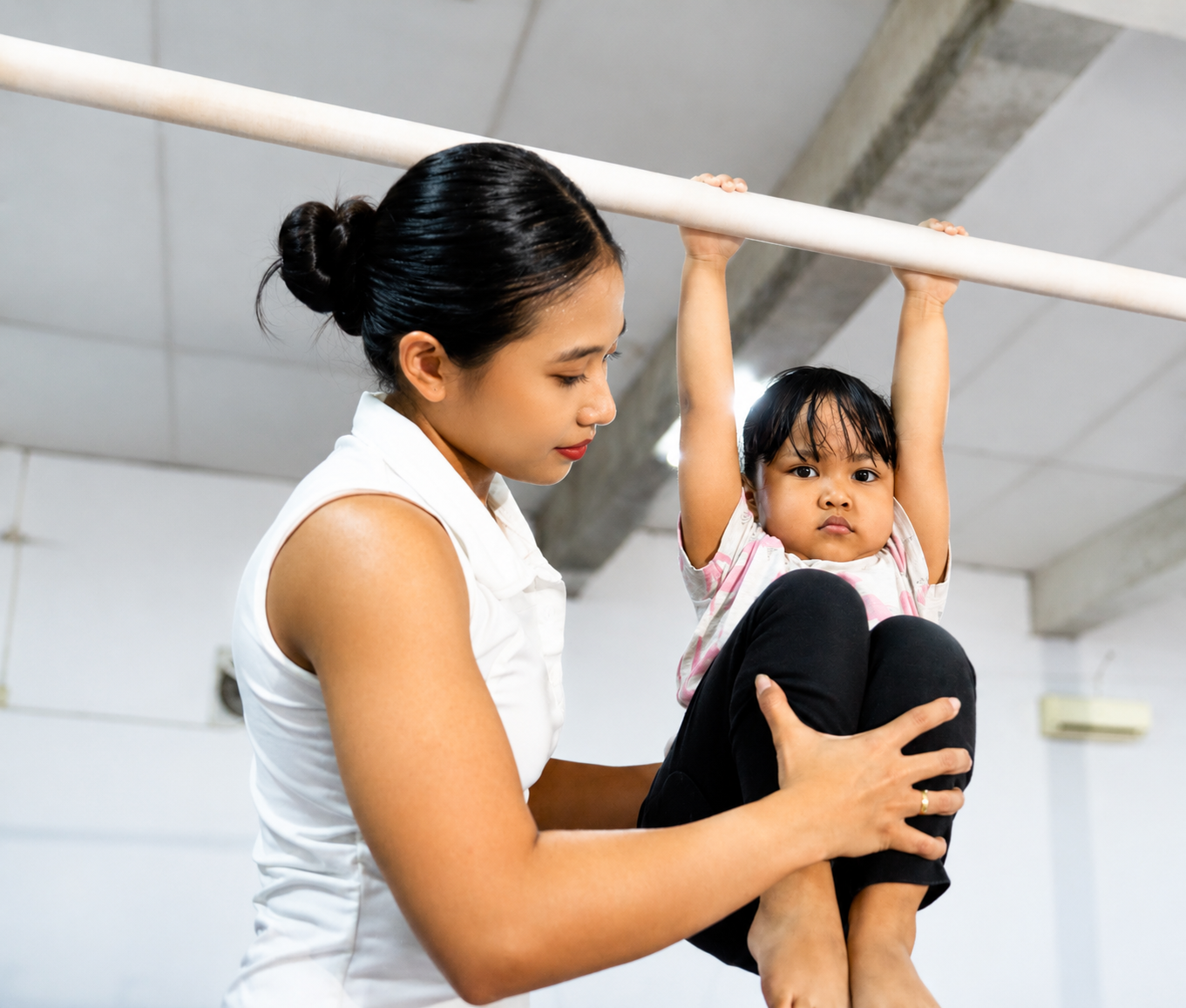 Rifda Irfanaluthfi melatih di Phoenix Gymnastics